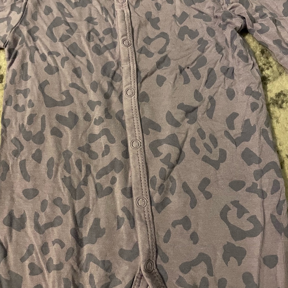 Kyte BABY Buttoned Footie – Taro Leopard‎ – 12-18 Months – Bamboo – NWOT - Picture 5 of 5